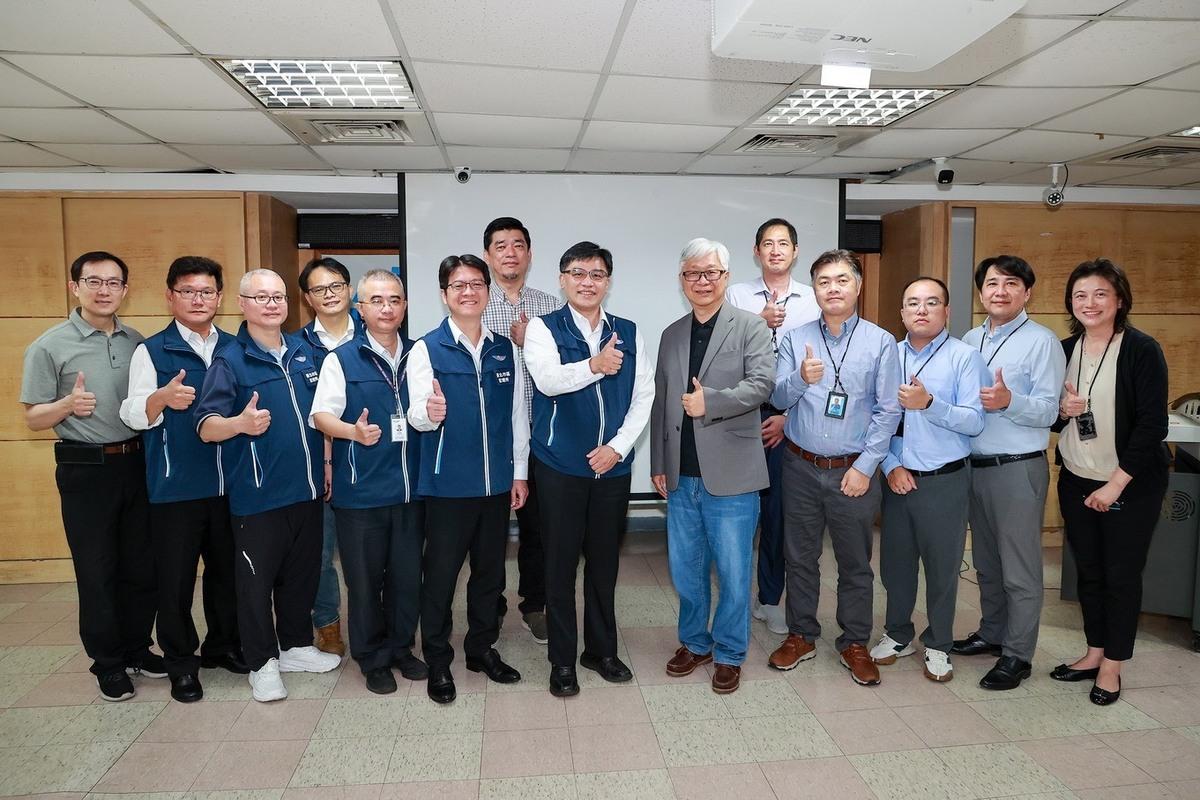 台灣順豐與臺北市區監理所合辦交通安全交流講座，由總經理潘逸俊(右六)及所長戴邦芳(左八)帶領相關科室主管出席，共同為強化駕駛安全努力。 圖/台灣順豐