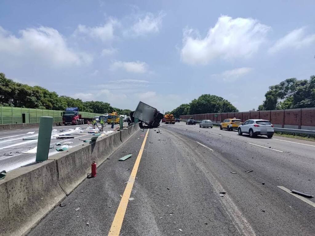 1輛大貨車8日下午行經國道3號南下苑裡路段，疑因爆胎失控，自撞內側護欄後，側翻在中央分隔島，車上貨物散落，導致事發路段交通一度回堵。（警方提供）中央社記者管瑞平傳真  114年5月8日