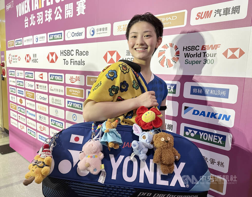 世界排名第8的日本羽球好手宮崎友花（圖）8日在BWF台北羽球公開賽女單16強直落2拿勝，晉級8強，年僅18歲的她，球袋上滿是親朋好友送的娃娃吊飾。中央社記者黎建忠攝  114年5月8日