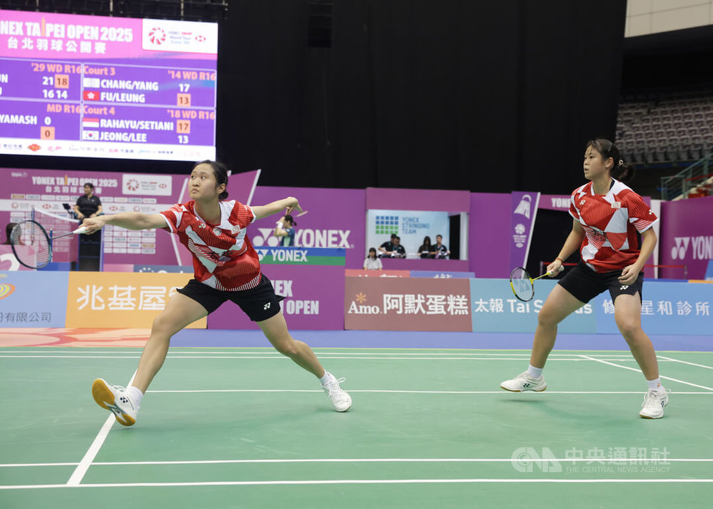 BWF超級300系列的台北羽球公開賽8日在台北小巨蛋進行16強賽程，台灣女雙組合陳妍妃（左）、孫亮晴（右）以直落2擊敗對手，挺進8強。中央社記者裴禛攝  114年5月8日