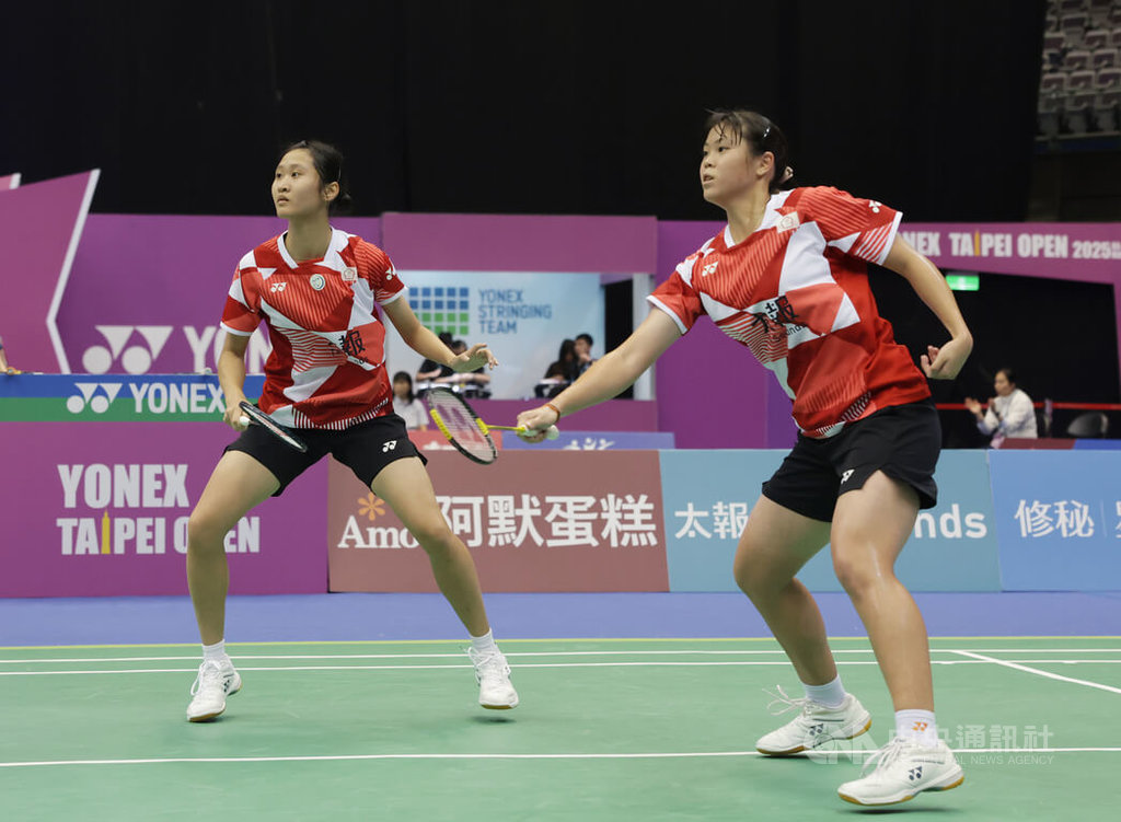 2025台北羽球公開賽8日進行女雙16強賽，台灣組合陳妍妃（左）、孫亮晴（右）以21比16、21比15成功擊敗同為台灣選手的宋碩芸、余芊慧，挺進8強。中央社記者裴禛攝  114年5月8日