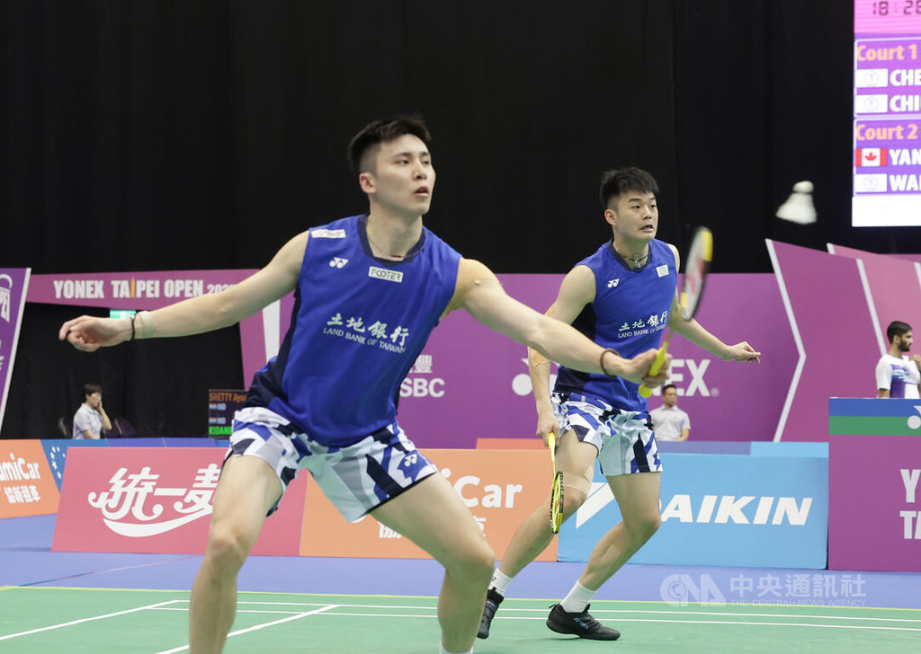 台灣羽球男雙組合王齊麟（右）、邱相榤（左）8日在2025台北羽球公開賽16強戰以直落2擊敗自家學弟陳政寬、陳子亦，如願挺進8強，也寫下今年最佳戰績。中央社記者裴禛攝　114年5月8日