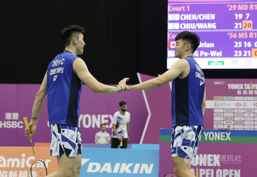 台灣羽球男雙組合王齊麟（右）、邱相榤（左）首度搭檔出征台北羽球公開賽，8日成功在16強戰取勝，確定前進8強，賽後兩人擊掌致意。中央社記者裴禛攝　114年5月8日