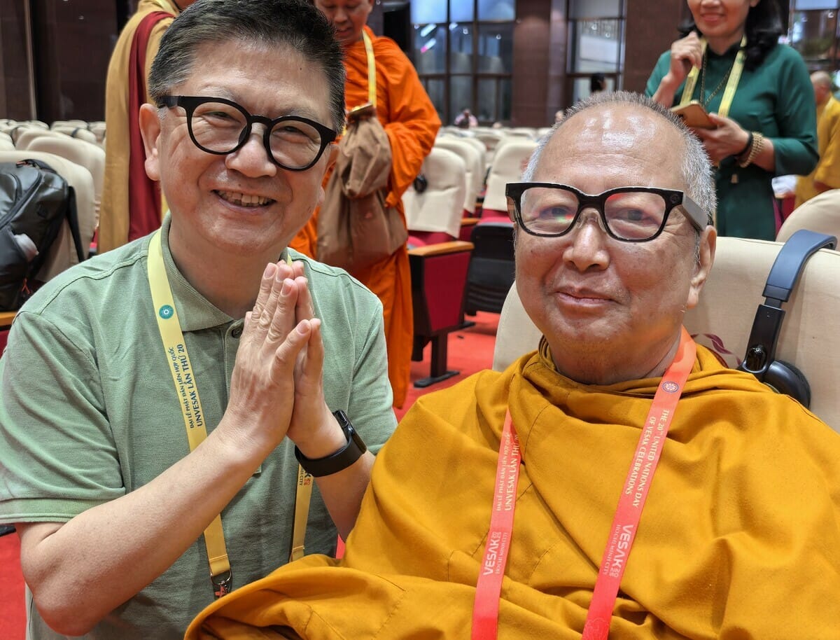 宓雄(左)與聯合國衛塞節國際委員會主席梵智長老。 圖：上趣創意延展公司/提供