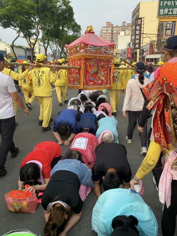 大批信眾跟隨媽祖鑾轎「粉紅超跑」。 圖：翻攝陳文彬臉書