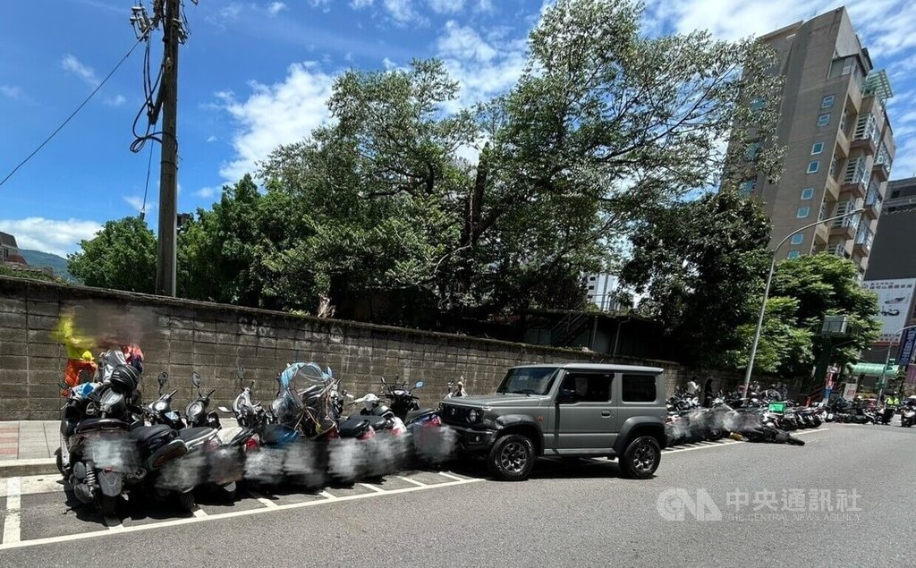 台北市警方9日表示，71歲陳姓男子昨天開車從北投區振興醫院停車場離開時，疑車輛故障，先碰撞前方汽車再撞擊停在路旁機車格的25輛機車，其中1名機車騎士波及受傷，陳男未酒駕，肇事原因待釐清。（翻攝畫面）中央社記者劉建邦傳真 114年5月9日