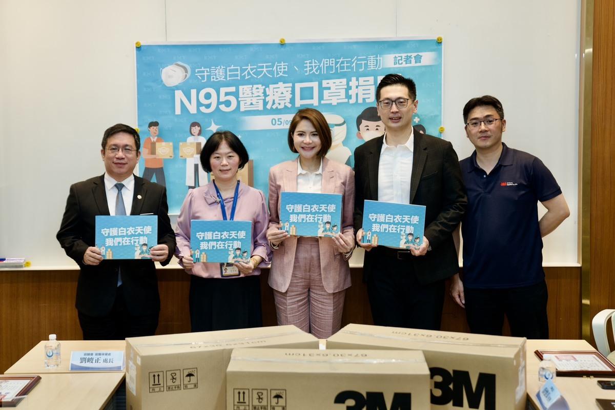 國民黨立委陳菁徽舉辦「守護白衣天使、我們在行動！N95醫療口罩捐贈」記者會。退輔會就醫保健處 劉峻正處（圖左一）、陽明交大附設醫院 社會服務室李素滿主任（圖左二）、陳菁徽（圖中）、3M 喬懷禹經理（圖右二）、明紘材料 楊逸軒經理（圖右一）。 圖：陳菁徽辦公室/提供