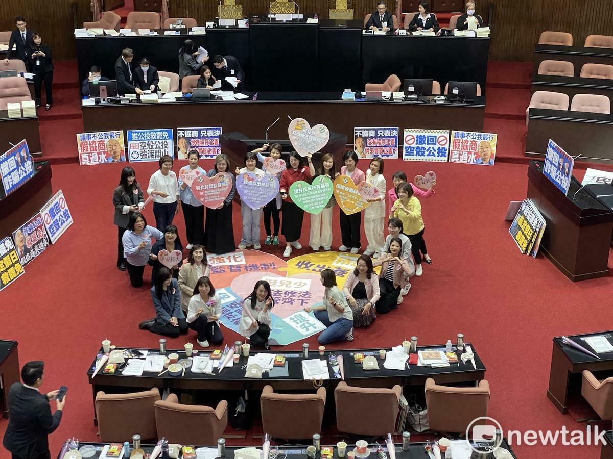 民進黨立委在立法院議場前合照。 圖：林朝億/攝