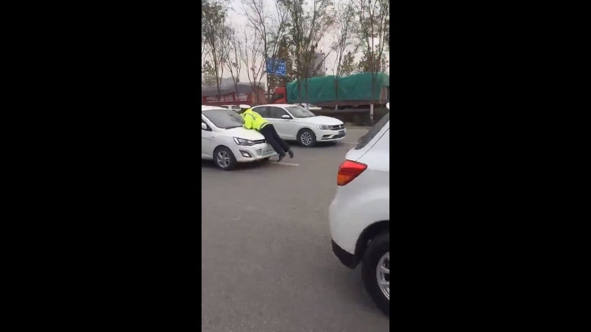 近期中國國內發生多起「推警運動」，部分不願接受執法人員處置的民眾選擇「頂撞」警察強行開車，引發大量網友討論。 圖：擷取自 @whyyoutouzhele X 分享影片