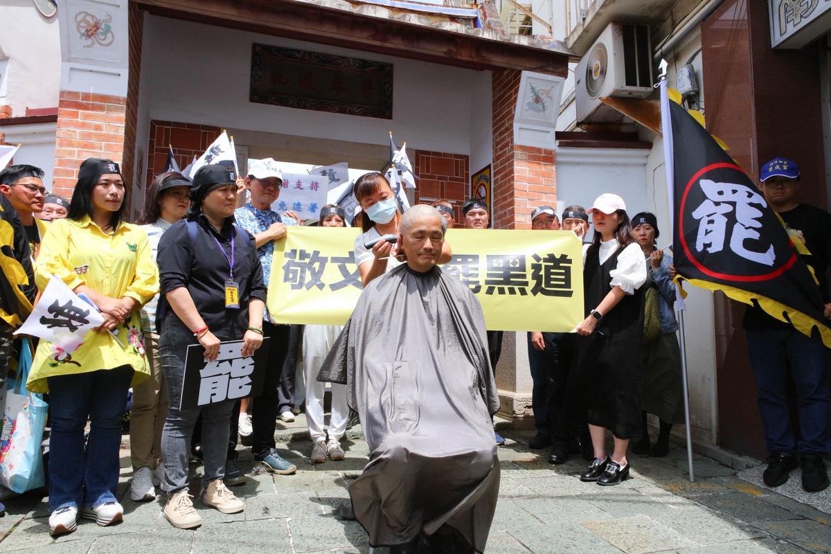 前客委會主委楊長鎮日前在「求苗栗聯盟」舉辦的罷免記者會活動現場「剃光頭」，以行動陪伴化療中的苗栗大罷免領銜人Ami。 圖：救苗栗聯盟提供