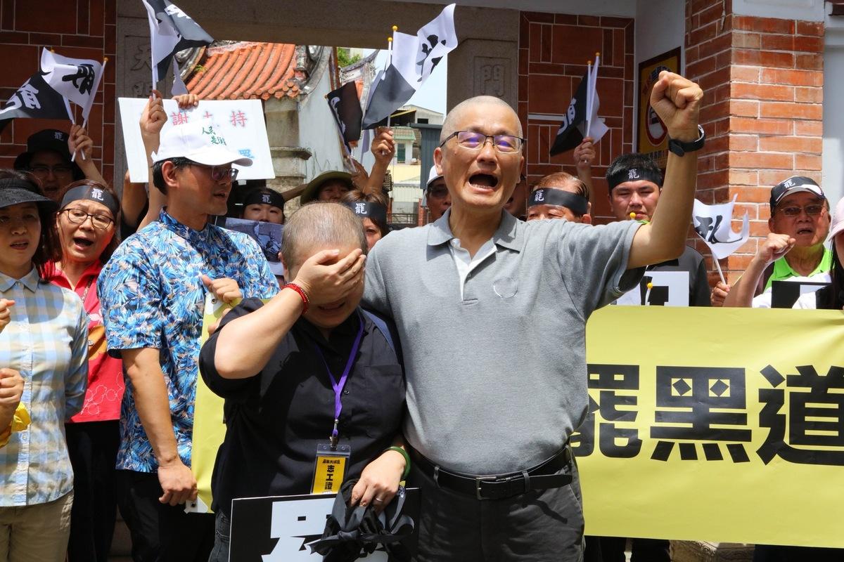 楊長鎮剃光頭讓Ami當場感動到痛哭流涕。 圖：救苗栗聯盟提供