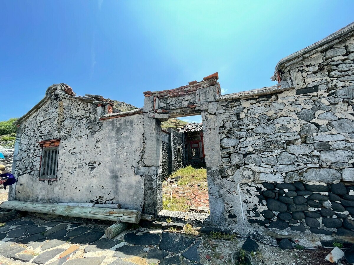澎湖南方四島國家公園位於澎湖馬公南方的海域，地處偏遠，人口稀少，但仍保存著過往島嶼建築文化的特色。 圖/尖端公司提供
