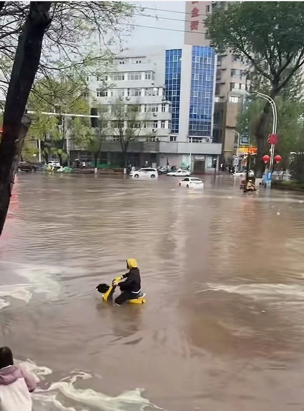 許多承德市民在網上表示，突如其來的暴雨讓承德秒變「大海」。 圖：翻攝自九派新聞