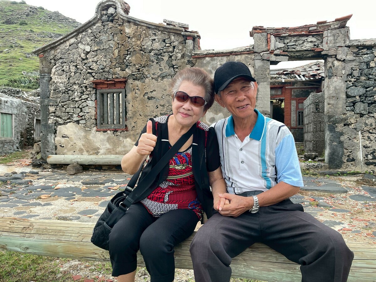 現在會唱褒歌的只剩下三個人，一個是東吉嶼的阿嬤，另外是出生在南方四島，移居到台南的呂坤翰老師和師母陳渼樺女士他們夫妻倆。 圖/尖端公司提供