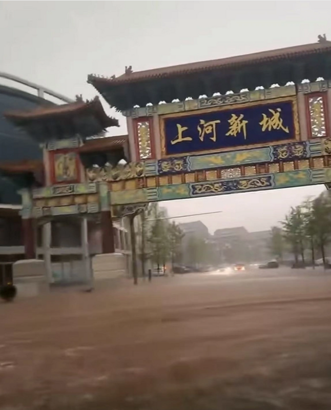 許多承德市民在網上表示，突如其來的暴雨讓承德秒變「大海」。 圖：翻攝自九派新聞