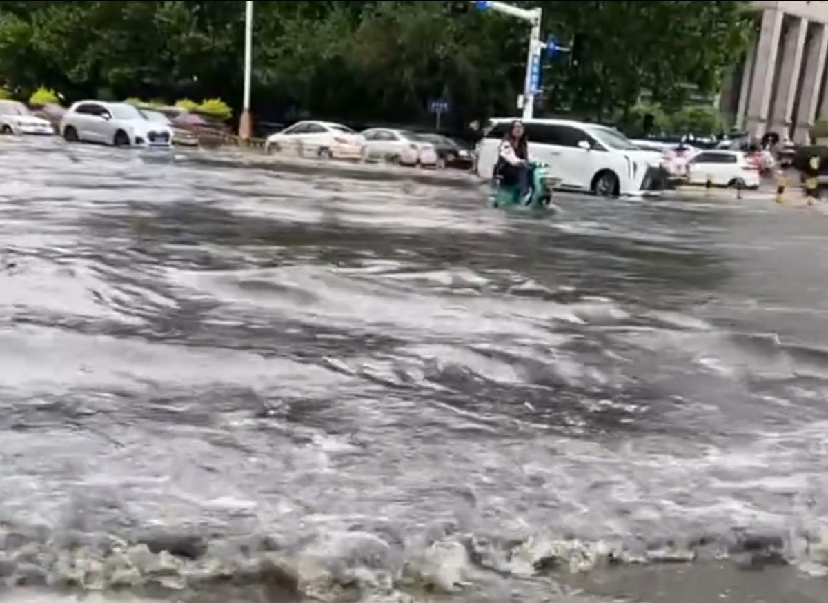 許多承德市民在網上表示，突如其來的暴雨讓承德秒變「大海」。 圖：翻攝自新京報