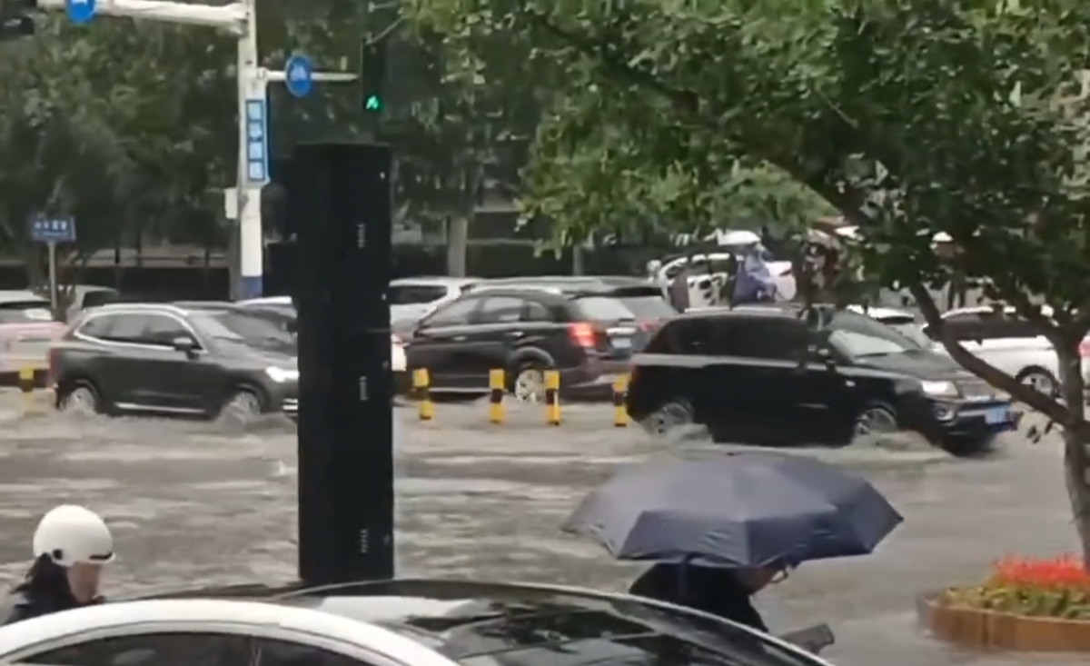許多承德市民在網上表示，突如其來的暴雨讓承德秒變「大海」。 圖：翻攝自新京報