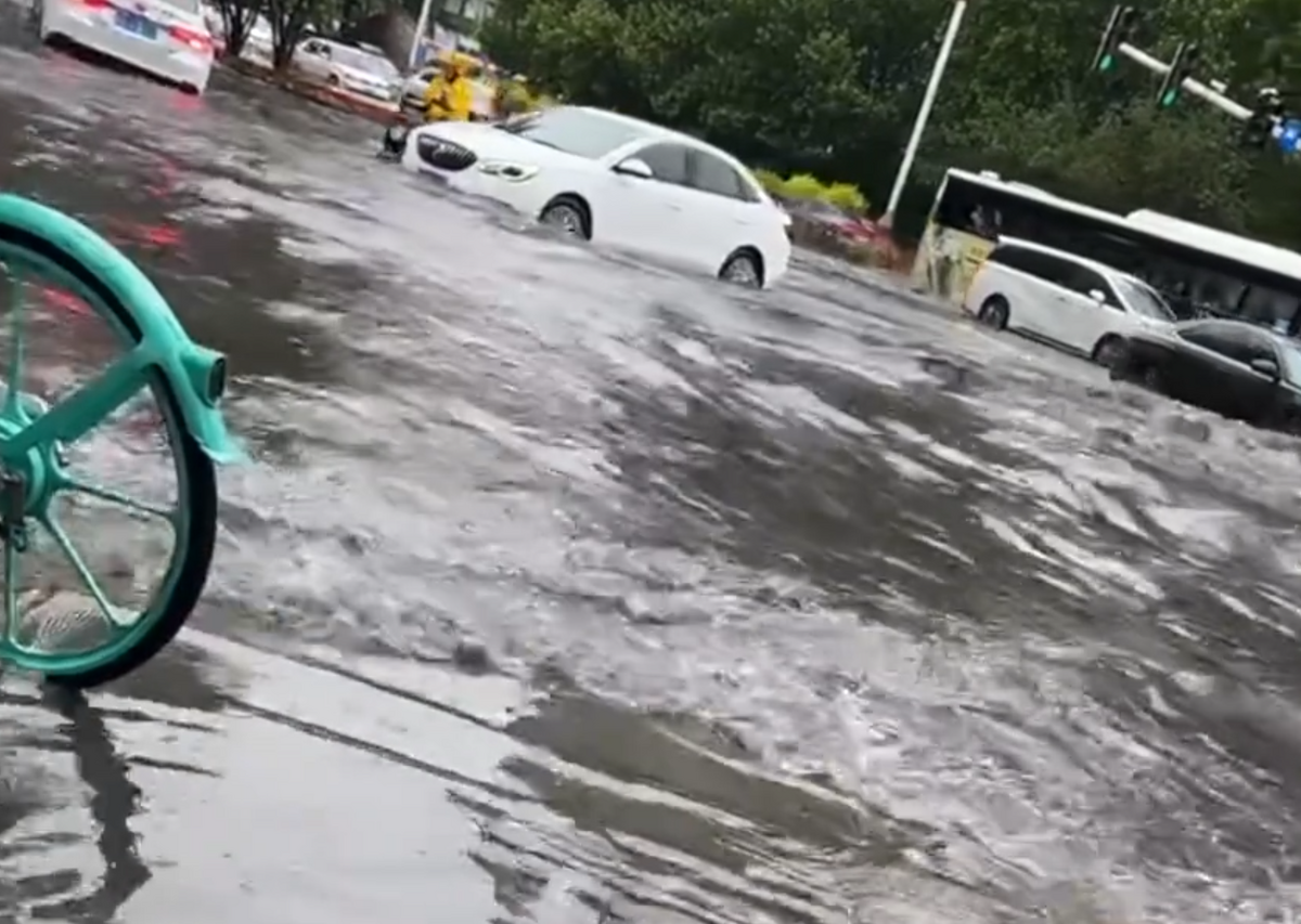 許多承德市民在網上表示，突如其來的暴雨讓承德秒變「大海」。 圖：翻攝自新京報