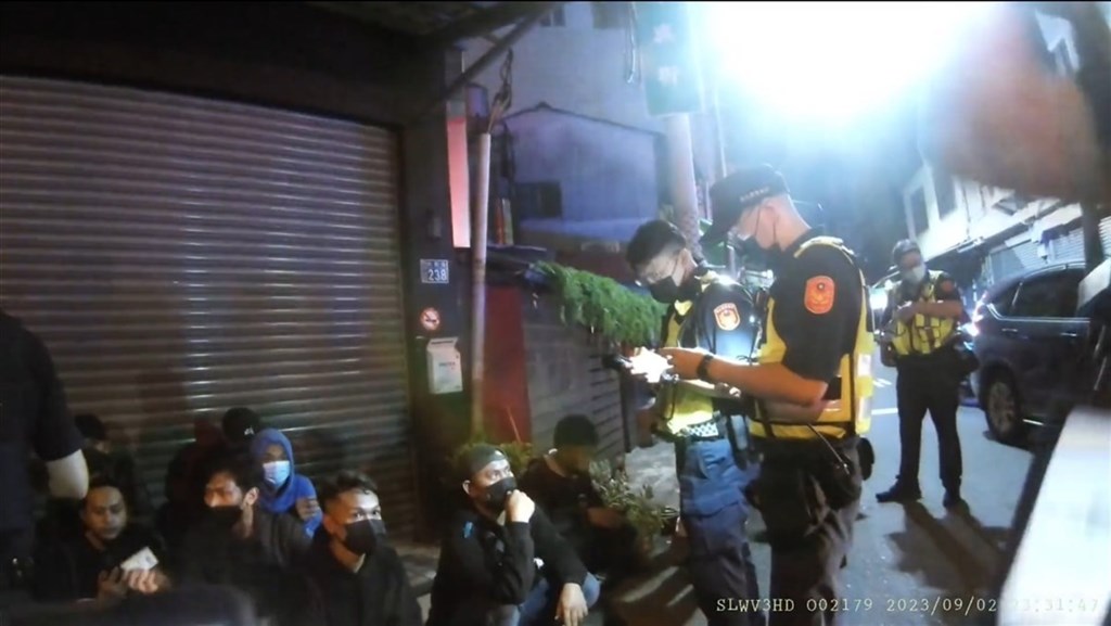 印尼武術團體於民國112年9月在台鐵彰化車站前發生鬥毆，有印尼籍男子於衝突中認錯人，打傷1名行經的印尼籍男子，遭彰化地方法院判7月刑期。圖為案發後員警盤查涉入打群架移工情形。（警方提供）