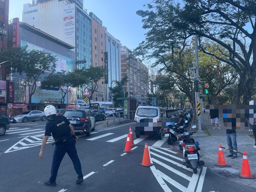 61歲日籍婦人3月15日在高雄市中華三路、五福路口遭一輛小客車撞上，警方獲報到場處理。（高市新興警分局提供）