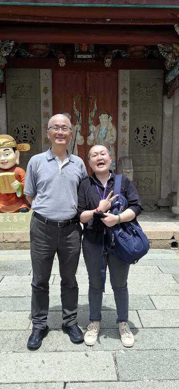前客委會主委楊長鎮今（9）天在「求苗栗聯盟」舉辦的罷免記者會活動現場「剃光頭」，以行動陪伴還在化療中的苗栗大罷免領銜人Ami，他稍早在臉書發文說明自己的心情。 圖：擷自楊長鎮臉書粉專