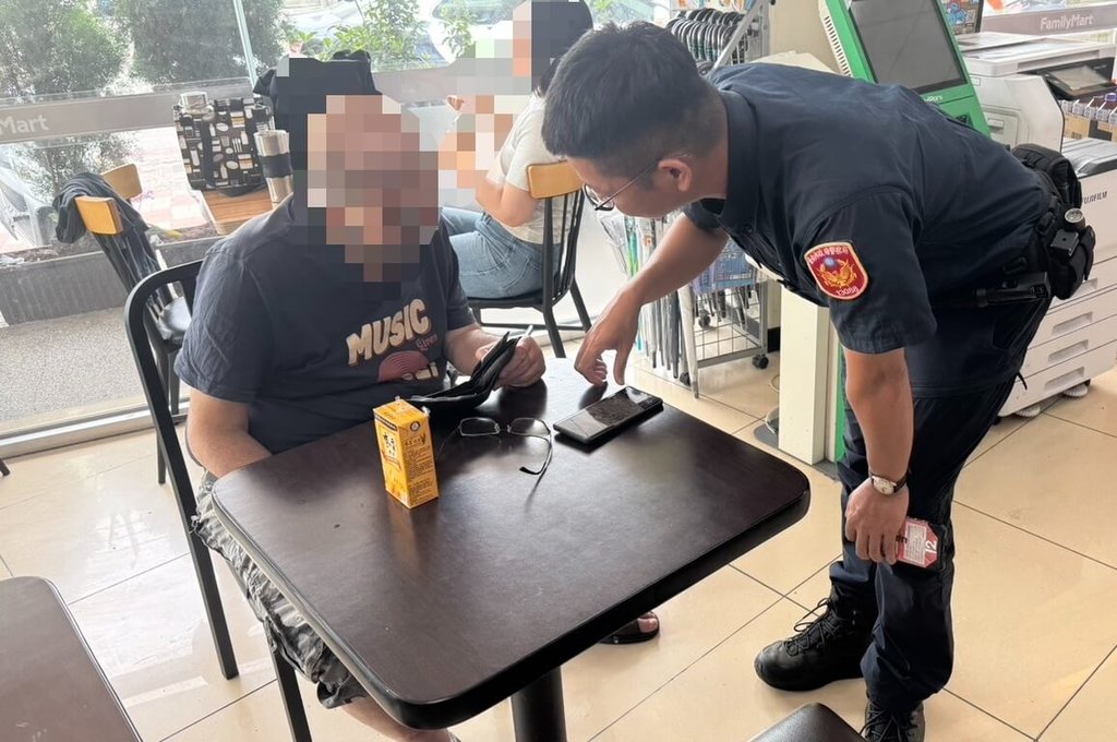 台南50歲郭姓男子（左）先在網路平台尋求融資卻遇詐騙，又誤信網路詐騙宣稱可追回遭騙取款項，日前到超商準備購買點數，所幸店員機警察覺有異報警，讓郭男免遭二度詐騙。（台南市警局提供）中央社記者張榮祥台南傳真  114年5月9日