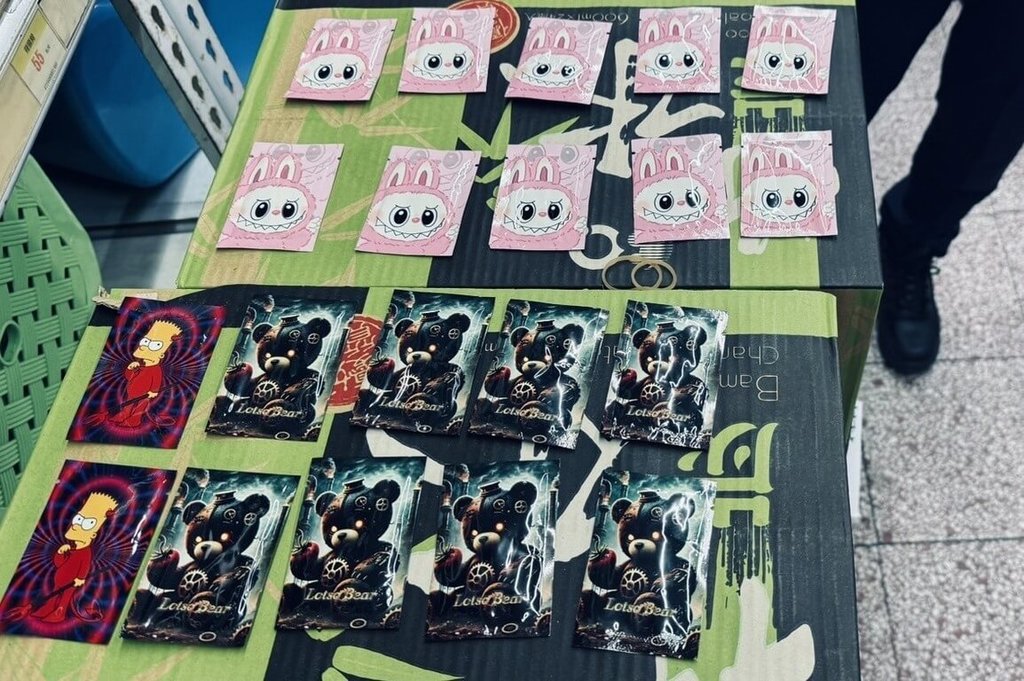 台南市張姓男子9日凌晨騎機車雙載友人王姓男子，停等紅燈時違規越線遭警攔查，王男主動交出20包毒品咖啡包，警方訊後將2人送辦。（台南市警局提供）中央社記者張榮祥台南傳真  114年5月9日
