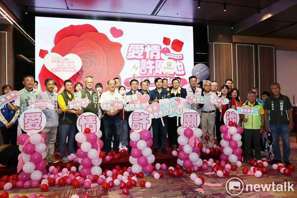 為陪伴市民與遊客共度即將到來的甜蜜520，台南市政府規劃於5月17日至6月30日在河樂廣場設置「Double52000」愛情許願池，用超過10萬多顆的粉紅泡泡球打造夢幻氛圍，今日在福爾摩沙遊艇酒店舉辦活動行銷記者會。 圖：黃博郎／攝