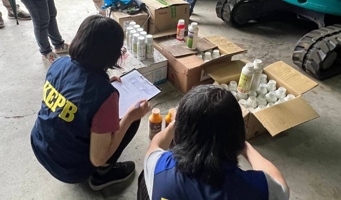 高市府去年8月在高雄高球場查獲禁用於水源保護區的農藥，並對球場處以重罰。 圖：高雄市工務局/提供