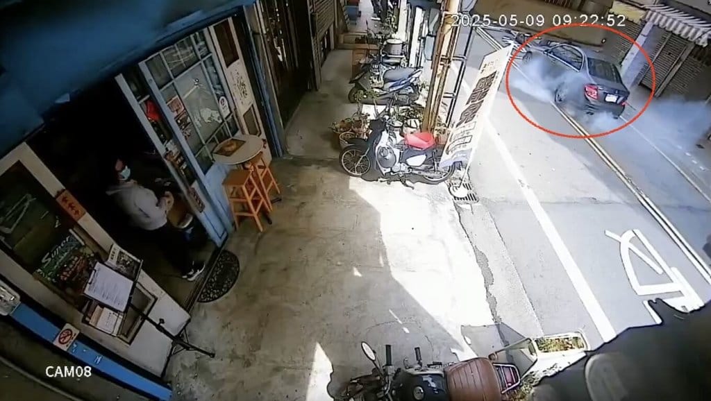 一輛小客車（紅圈處）9日行經苗栗市日新街停等紅燈時刻意催油門「燒胎」，引發大量煙霧；由於一旁正是罷團友善連署店家，也讓志工受到不小驚嚇。警方獲報迅速查獲徐姓駕駛，依法送辦。（民眾提供）中央社記者管瑞平傳真  114年5月9日
