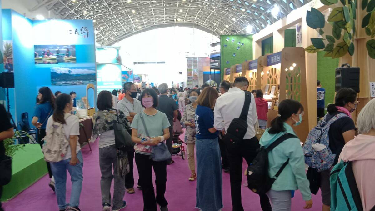 不少民眾在高雄市旅行公會2025國際旅展第一天就到場搶好康。 圖：孫家銘/攝