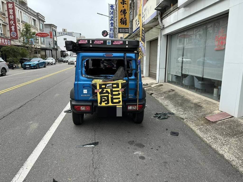 苗栗罷團志工宣傳車5日遭邱姓男子砸窗，苗栗地檢署調查相關事證後迅速偵結，9日以涉犯選罷法「以強暴方法妨害他人為罷免案之連署」及刑法毀損等罪起訴邱男。（民眾提供）中央社記者管瑞平傳真  114年5月9日