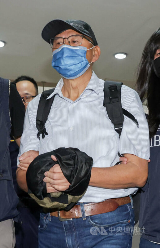 北檢偵辦國民黨立委傅崐萁競選小物案，2025年3月間搜索、約談被告李慶隆（圖），因檢察官傳喚、拘提李男無著，已發布通緝。北檢表示，李慶隆9日在律師陪同下主動到調查局北機站投案，晚間解送北檢歸案。中央社記者裴禛攝  114年5月9日
