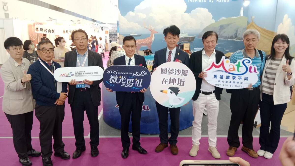 高雄市旅行公會理事長蔡宗佑(左四)幫忙行銷馬祖觀光。 圖：孫家銘/攝