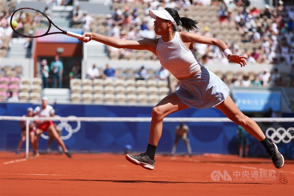 台灣網球名將謝淑薇（前）與拉脫維亞搭檔奧斯塔朋科（Jelena Ostapenko），9日在義大利公開賽的女雙首輪以6比1、6比2獲勝，順利闖頭關、晉級16強。（中央社檔案照片）