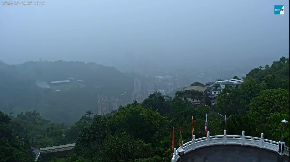 雨炸雙北！貓空纜車因山區落雷暫停營運。 圖/截取自貓空指南宮YT即時影像