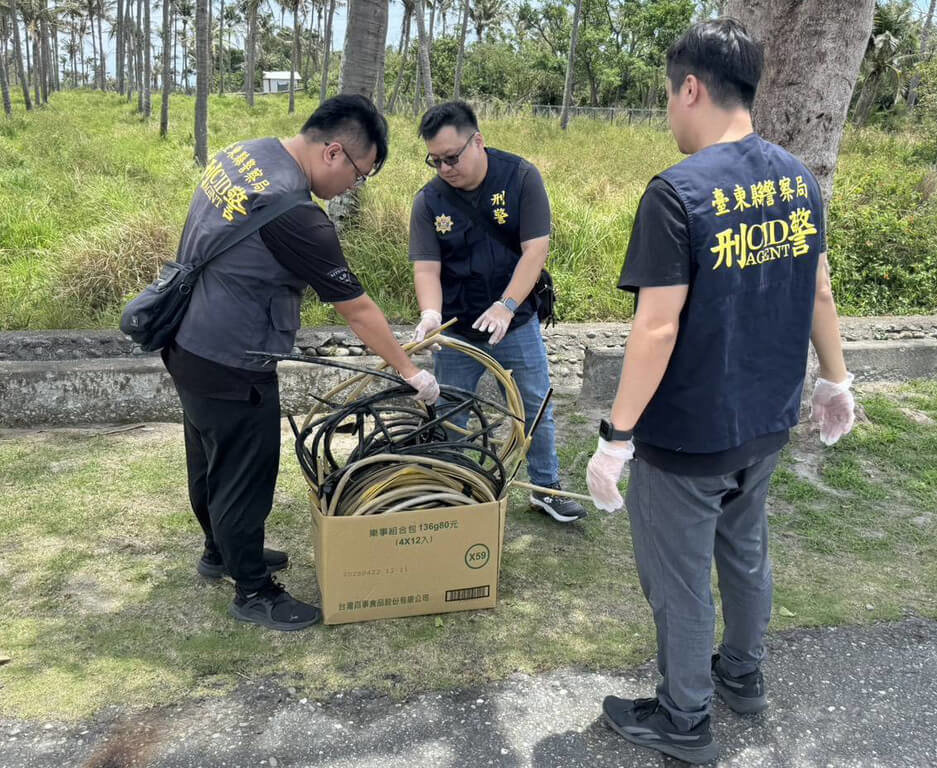 台東縣刑警大隊破獲竊取電纜線集團，逮捕4名集團成員，楊姓主嫌遭法院羈押禁見。警方表示，電纜線大多是高壓電纜線，常有竊賊因此被電死。（台東警方提供）中央社記者盧太城台東傳真 114年5月10日
