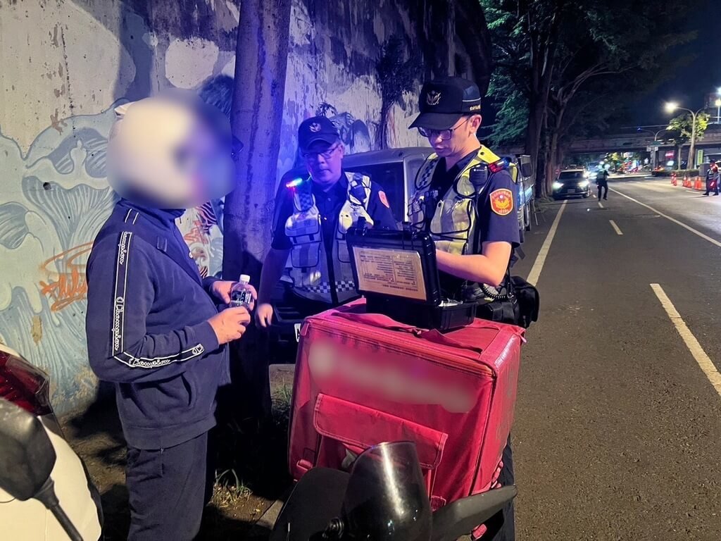 台南市吳姓男子9日深夜酒後騎車外送，途經北區北安橋下企圖闖越警方路檢點，仍被攔下查獲酒測值超標，當場吊扣車牌及禁駛處分。（台南市警局提供）中央社記者張榮祥台南傳真 114年5月10日