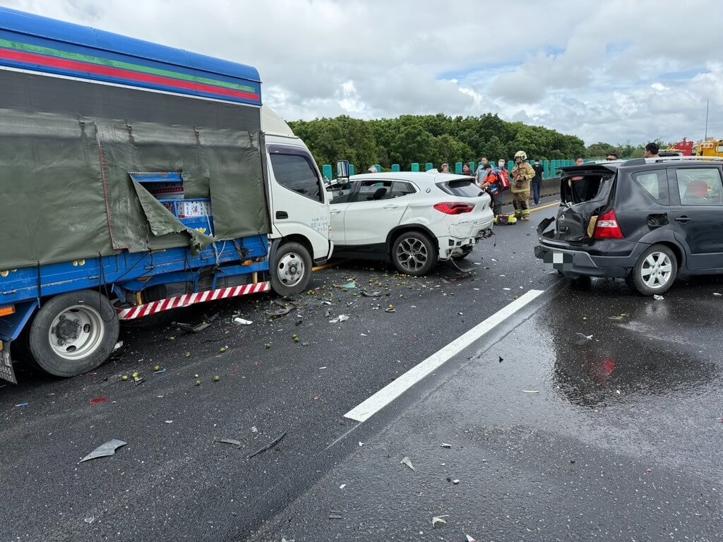國道1號台南市仁德南下路段10日下午發生事故，疑似6車追撞造成母女3人受傷送醫，肇事原因有待調查釐清。（台南市消防局提供）中央社記者張榮祥台南傳真  114年5月10日