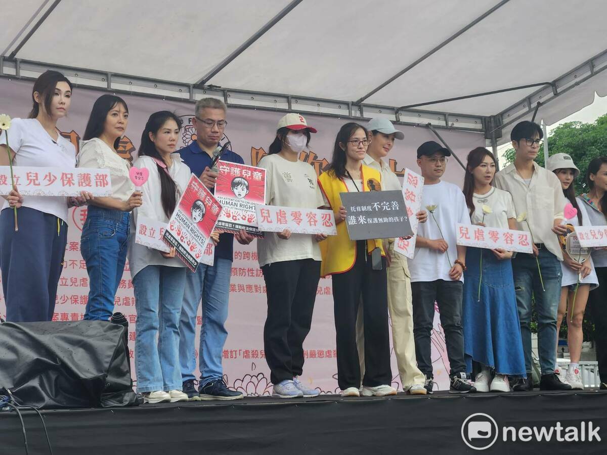 由民間自主發起的「終結兒虐」集會下午於凱道登場，包括101董事長賈永婕在內，還有多名藝人、媒體人到場聲援。 圖：黃建豪/攝