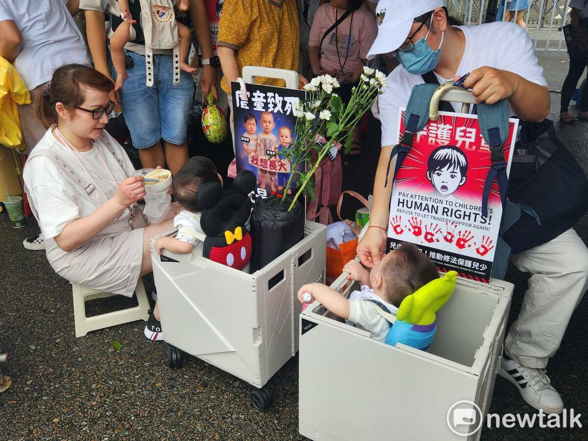 「終結兒虐」集會下午於凱道登場，有許多家長帶著孩童到場聲援。 圖：黃建豪/攝