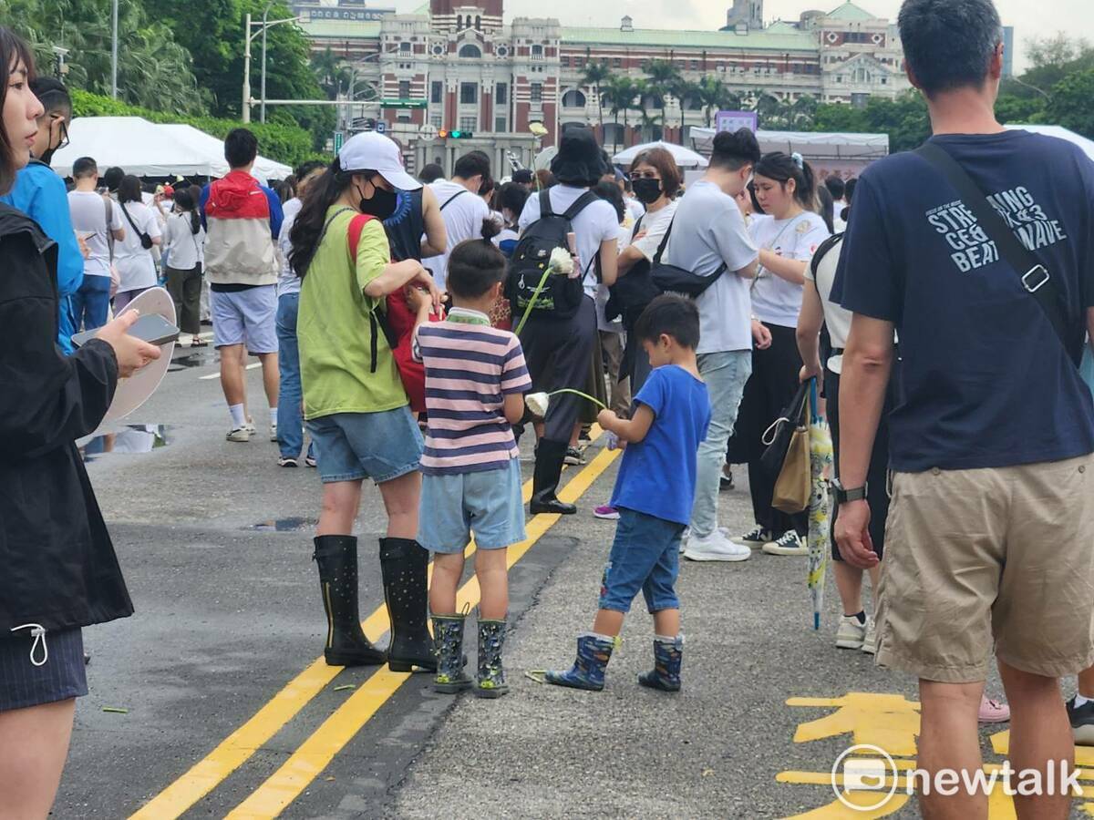 「終結兒虐」集會下午於凱道登場，有許多家長帶著孩童到場聲援。 圖：黃建豪/攝