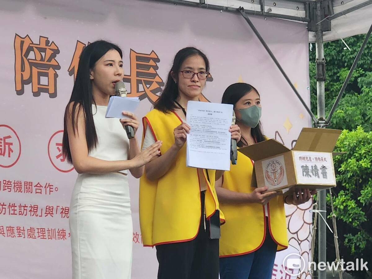 「剴剴網路媽媽群」召集人李侑宭（圖中）現場將連署書裝箱，主持人表示將直接送到後方的總統府。 圖：黃建豪／攝