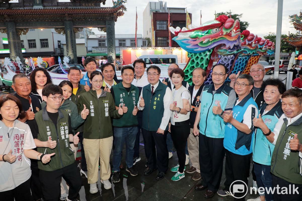 2025台南市國際龍舟錦標賽即將台南運河熱鬧登場，台南市政府今日在安平開台天后宮舉辦賽事啟動記者會，由市長黃偉哲出席為龍舟點燈，象徵祈福啟航，正式宣告賽事啟動。立委陳亭妃、市議員李啟維及林俊憲立委助理、各議員服務處代表也到場支持。 圖：黃博郎／攝
