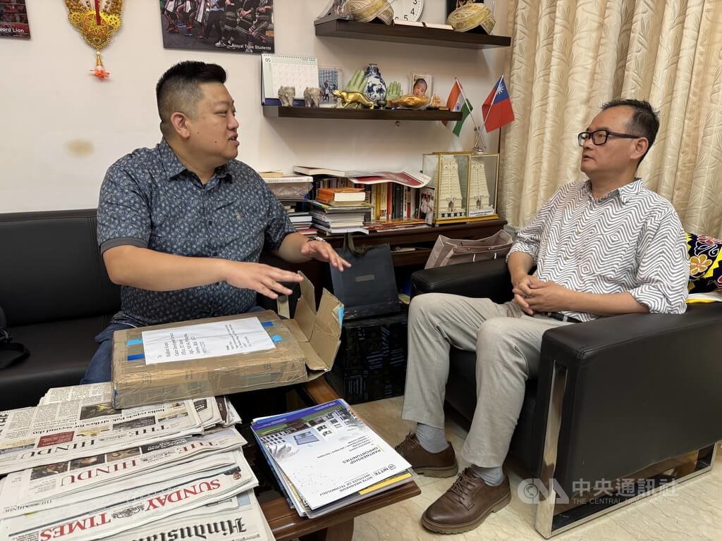 印度與巴基斯坦間的緊張持續，邊境的查摩已能感受到猛烈砲火，在當地教書的台灣老師孫立偉（左）搭車撤離，整整耗費13個小時，於今天凌晨平安抵達德里。 圖:中央社提供
