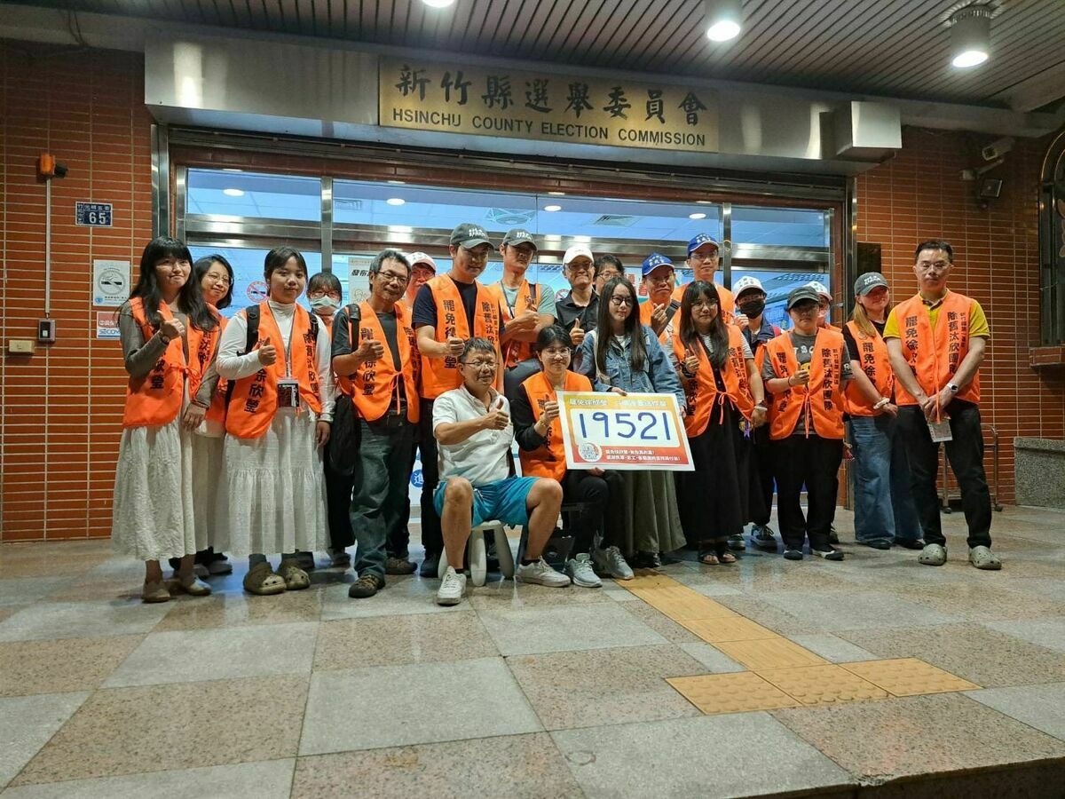 竹一「除舊汰欣」總領隊Robbie坦言，罷免結束後，基層選票結構可能已出現鬆動；實際接觸選民時發現，就連深藍的新竹，也有藍營支持者「看不下去」。 圖：取自余筱菁客家好妹仔-改變新竹勇敢前行臉書