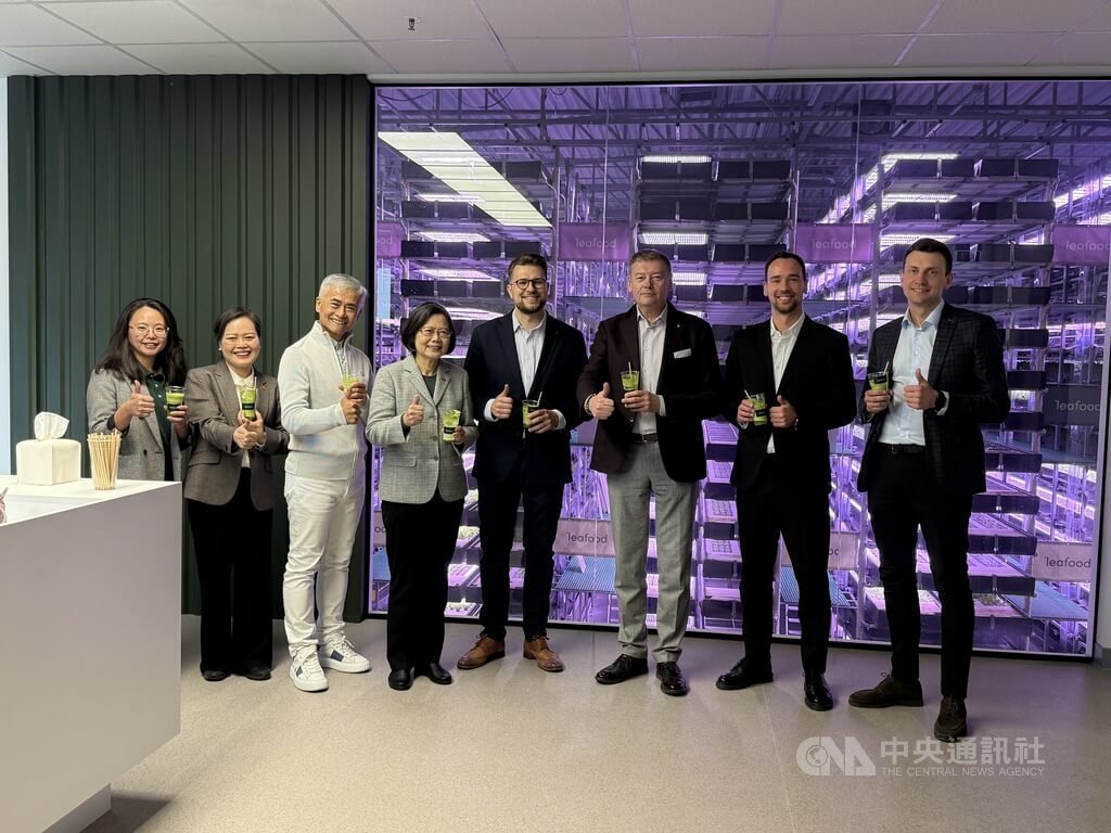 蔡英文（左4）10日下午抵達立陶宛，第一站參觀由台灣與立陶宛合作成立的新創農業科技公司Leafood，和立陶宛經濟與創新部長薩維茨卡斯（右4）與工業家聯盟主席賈努維丘斯（右3）與源鮮公司董事長蔡文清（左3）、Leafood創辦人兼執行長戚文斯卡斯（右2）合影。  圖/中央社