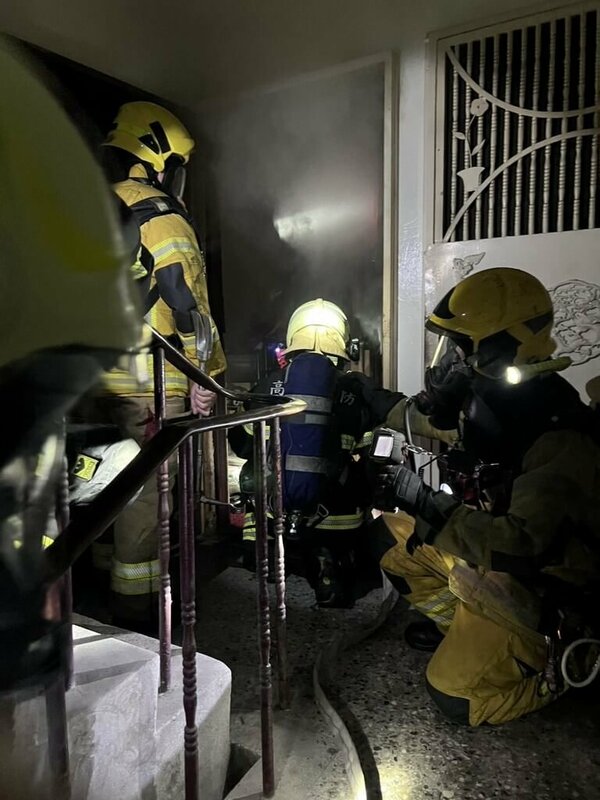 高雄市鳳山區5層樓公寓10日深夜發生火警，搜救人員在2樓救出一對昏迷父子，送醫搶救仍宣告不治。（高雄市鳳山警分局提供）中央社記者洪學廣傳真  114年5月11日