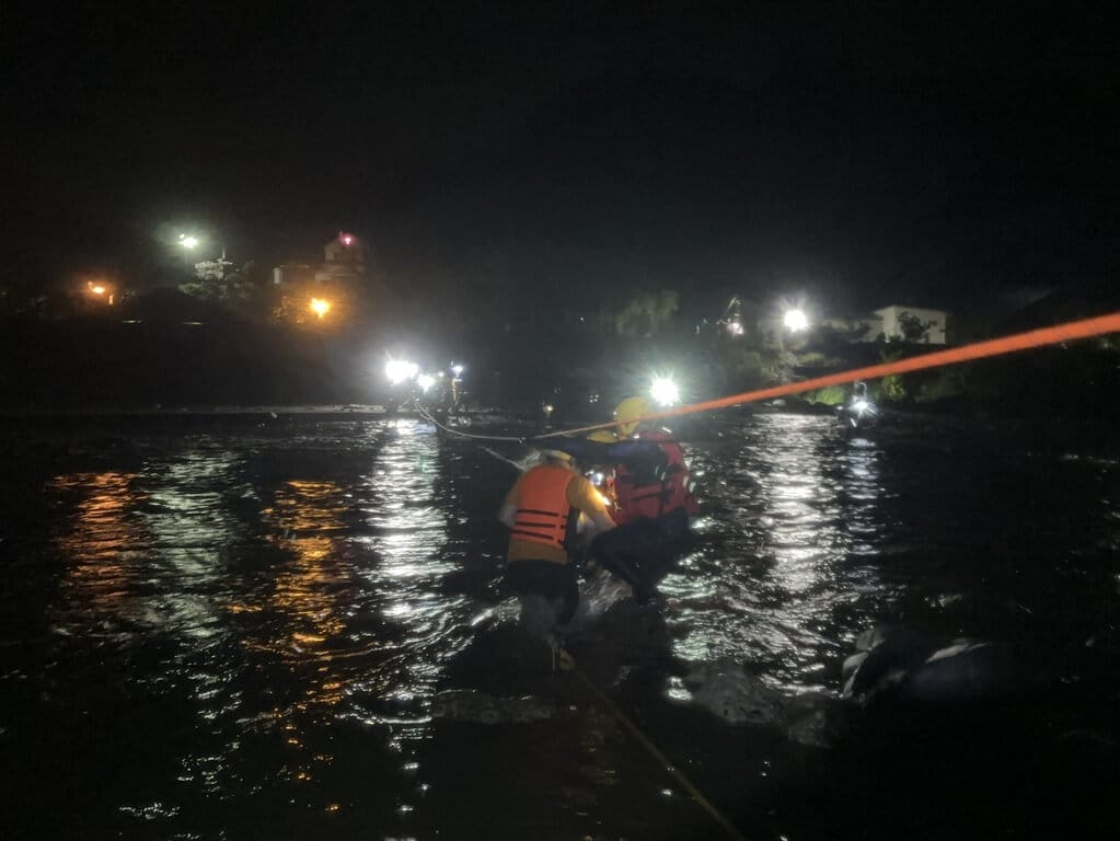 花蓮縣豐濱鄉八里灣10日溪水暴漲，23名登山客受困，消防局特搜大隊獲報前往救援，架設橫渡繩索，深夜協助全數山友渡溪脫困。（花蓮縣消防局提供）中央社記者李先鳳傳真  114年5月11日