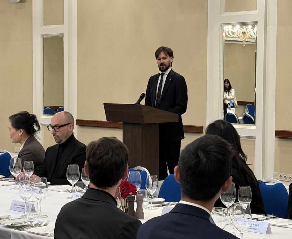 前總統蔡英文出訪立陶宛，10日晚間出席晚宴與立陶宛友台議員交流。立陶宛國會友台小組主席巴洛諾瓦致詞表示，每個國家都有權選擇自己的道路、建立自己的歷史與信仰，立陶宛將持續捍衛這樣的權利。  圖/中央社